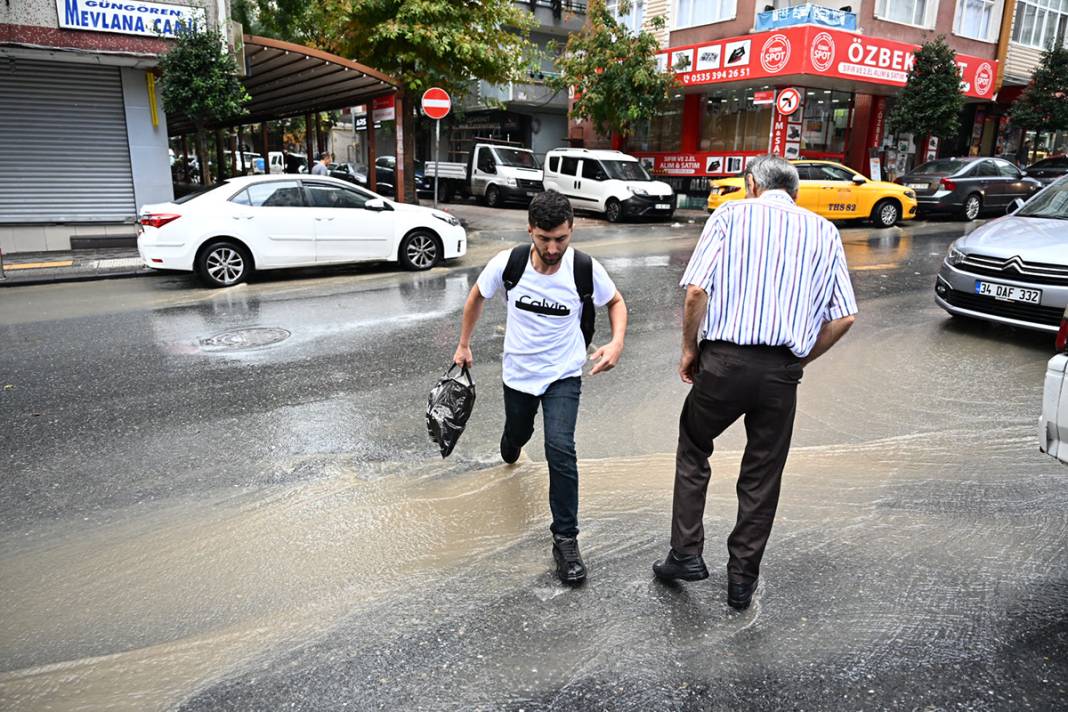 İstanbul’da sağanak etkisini gösterdi: Bahçe duvarı yıkıldı, ev sular altında kaldı 11